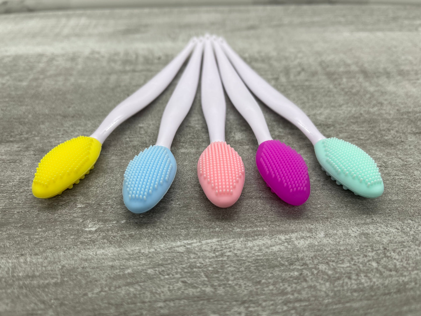 Pretty Babe’s Exfoliating Lippie Brush
